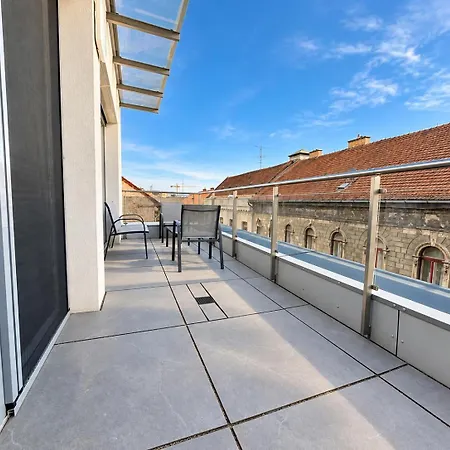 ~ Roof Terrace/ac/indoor Parking Apartment